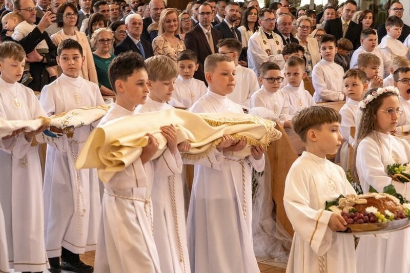 Ile trwa komunia w kościele? Od czego zależy długość uroczystości