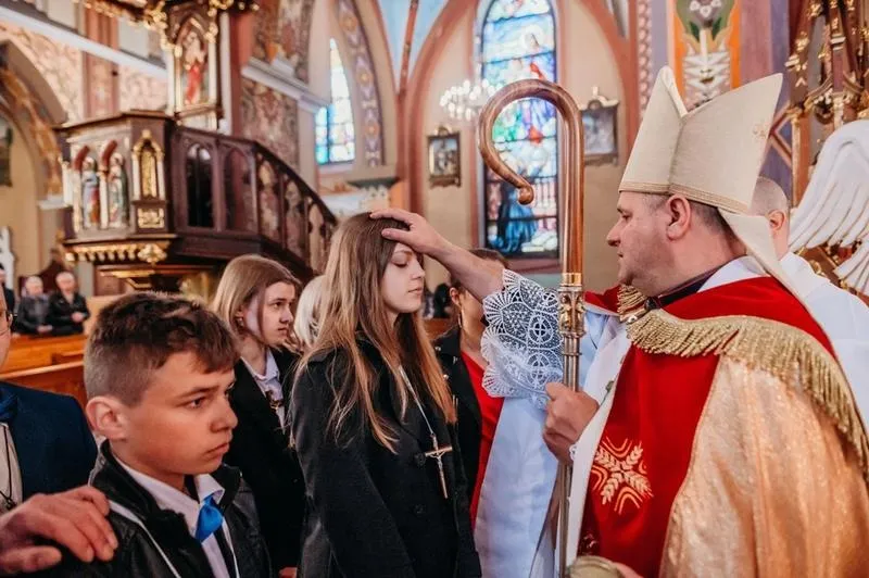 Kiedy odbywa się bierzmowanie? Terminy i przygotowanie krok po kroku